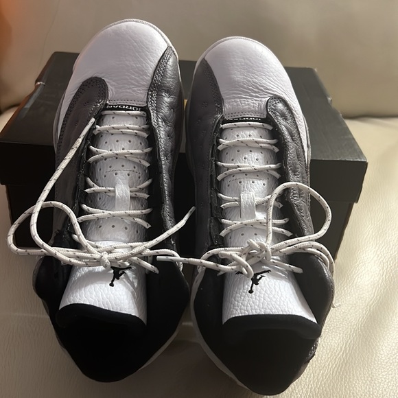 Nicely kept Air Jordan 13 Retro Sneakers M7/W9. Ready for school. - Picture 6 of 11